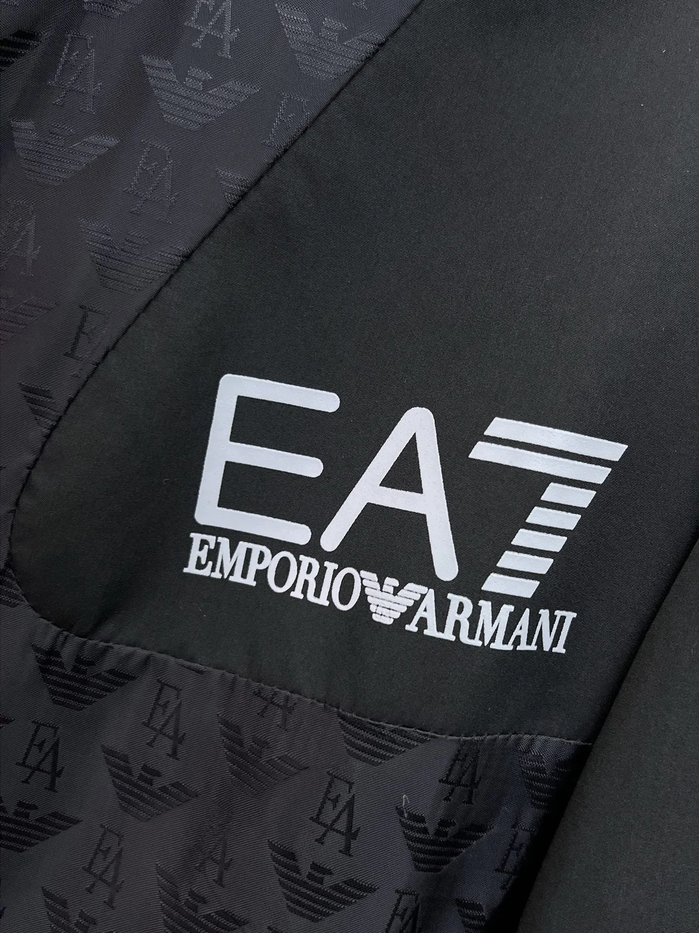 Armani official website Same Style, complete with three labels, on sale in advance. 2026 Autumn and Winter New Arrival men's jacket, Original with complete three labels, Premium version. Custom-made fabrics at the counter. Breathable, high comfort, impeccable details, brand element design concept, reflecting high quality. It feels delicate and soft, presents a casual cut, and has a great upper body shape. Sizes: M～3XL,